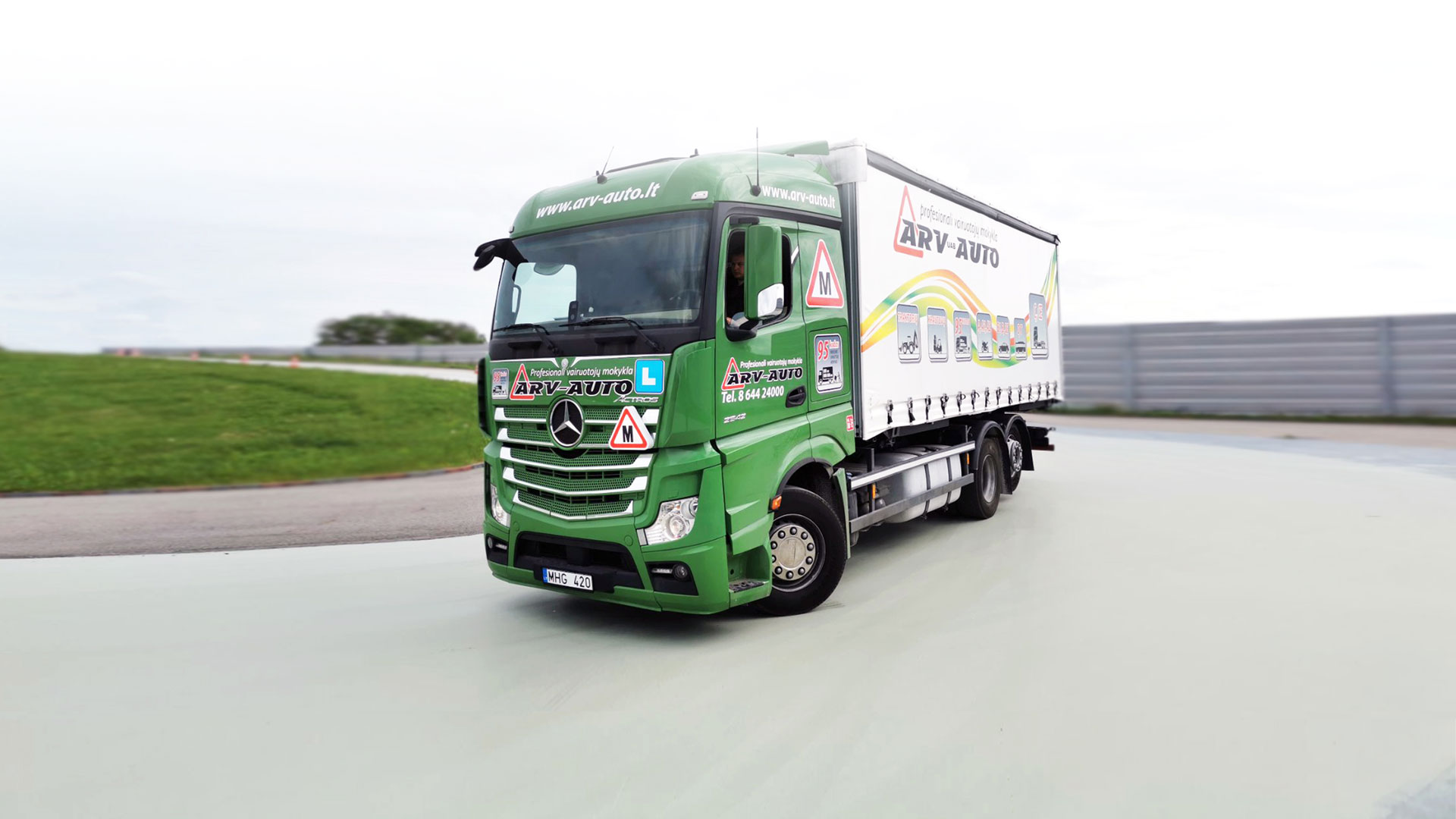 Autodromas esantis Rokuose išmokys jus nepasimesti ekstremaliuose situacijose bei ekonomiškai vairuoti.